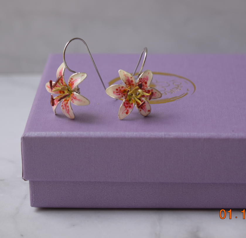 Tiger Lily Drop earrings white pink