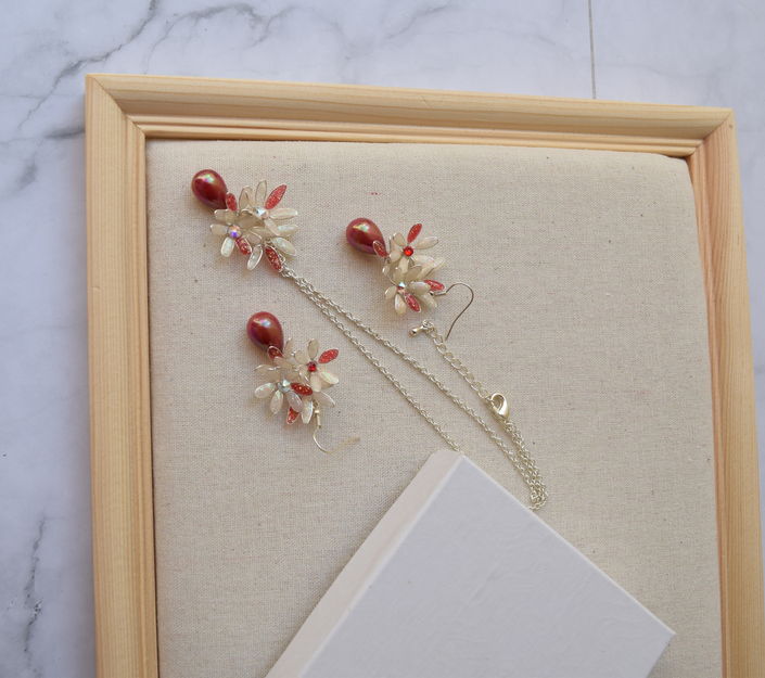 Red White flower cluster earrings necklace set