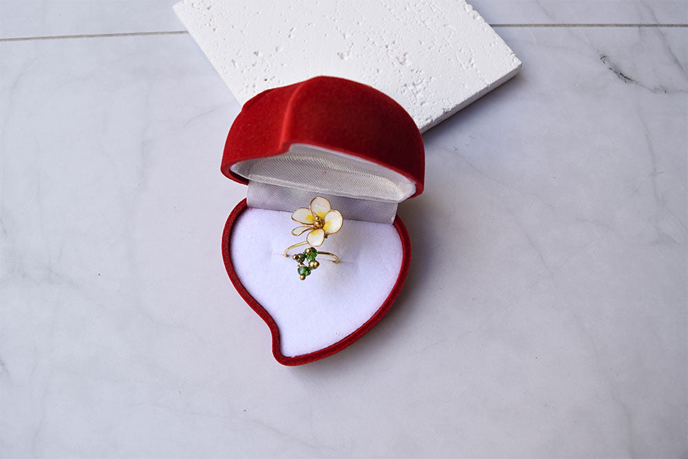 Beautiful Plumeria/Frangipani white yellow flower finger ring adjustable cocktail ring.